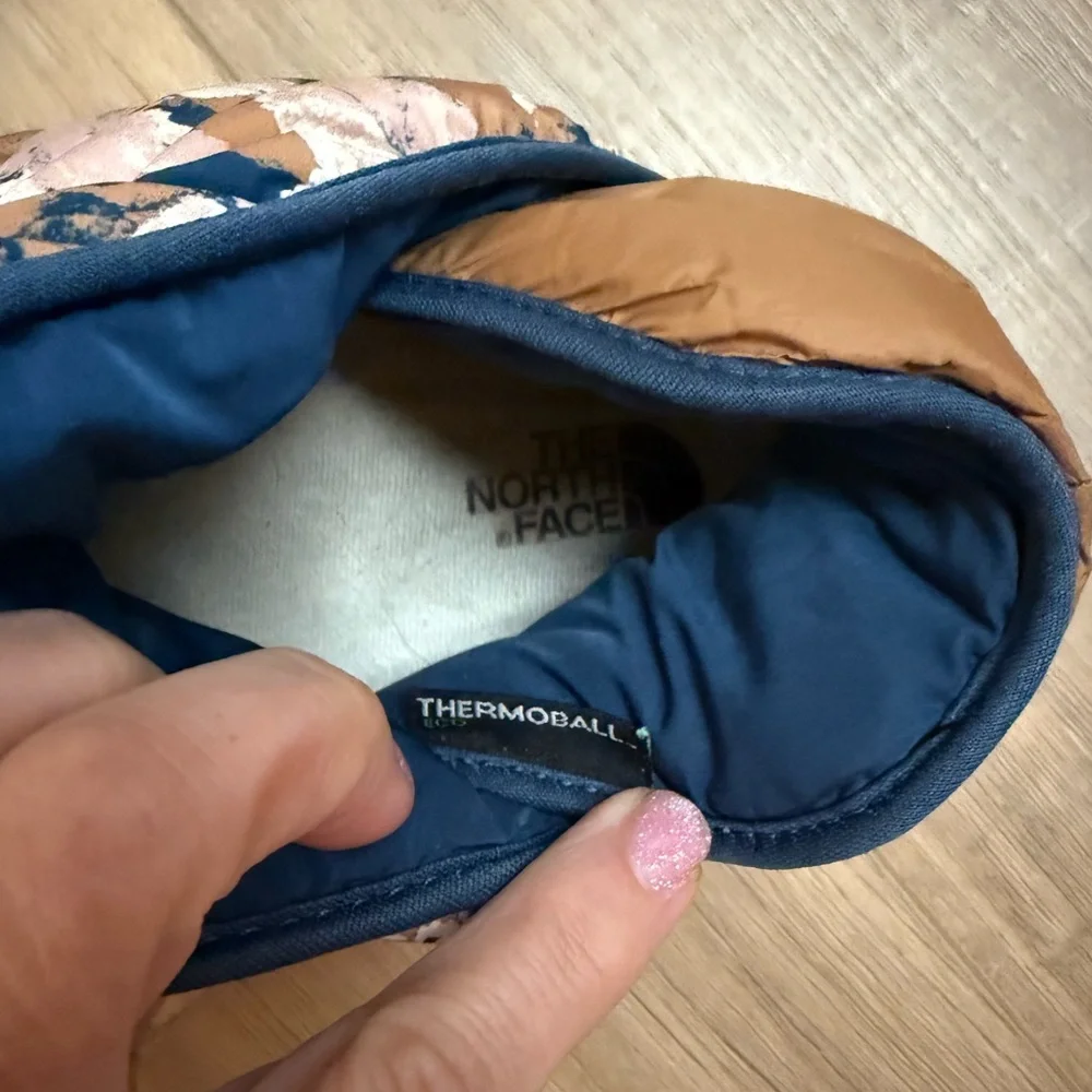 The North Face Thermoball Traction Booties women’s Size 7 - Picture 5 of 8